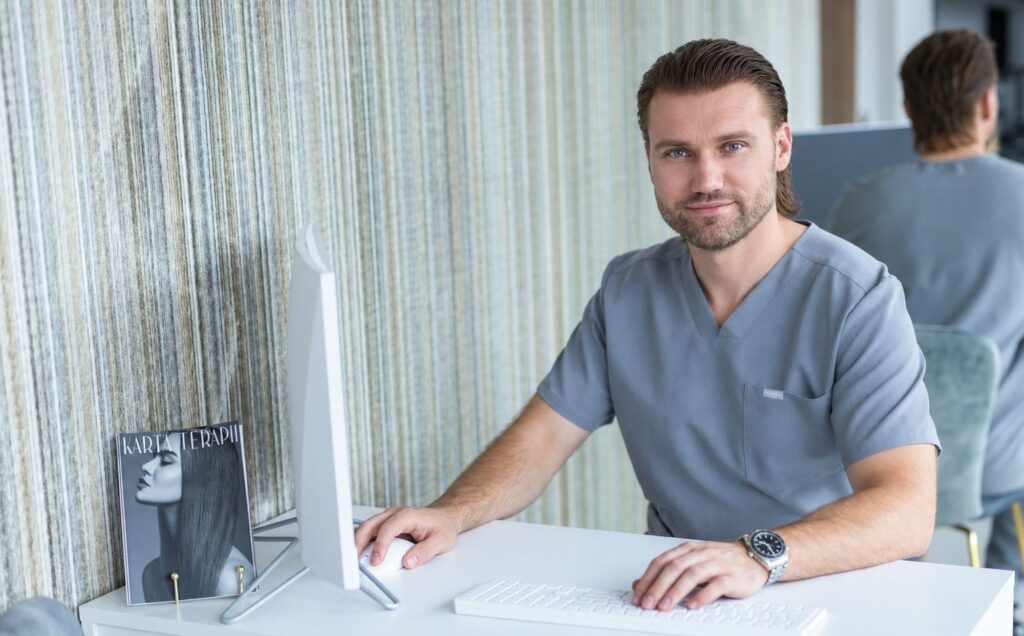 Dr n. med. Marcin Nylec w gabinecie w Katowicach